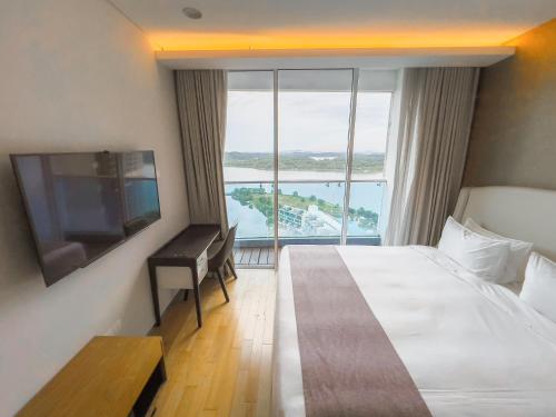 uh flat hotels and resorts