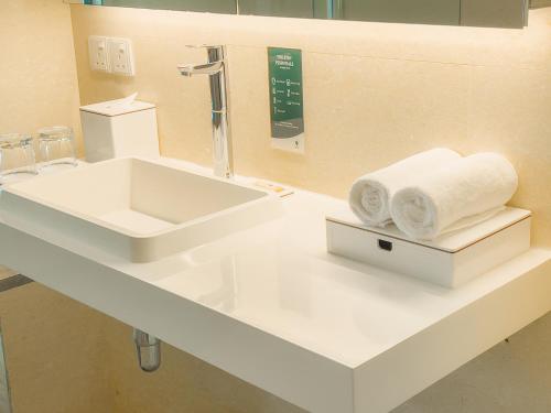 uh flat hotels and resorts