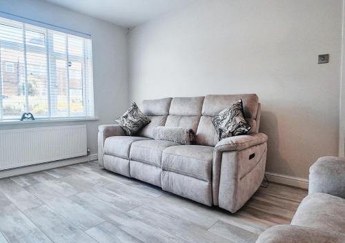 Cosy 2Br House On Quiet Street,,2 star