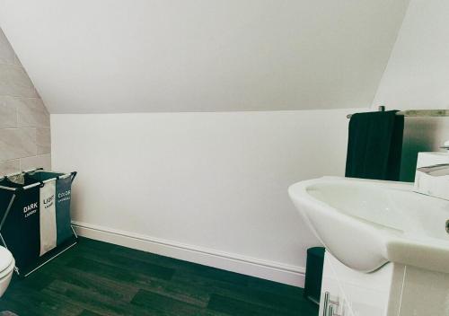 cosy 2br house on quiet street