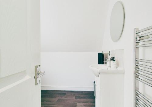 cosy 2br house on quiet street