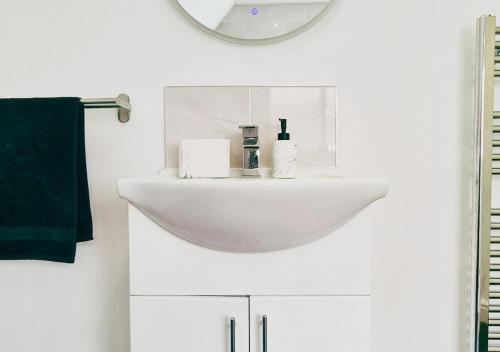 cosy 2br house on quiet street