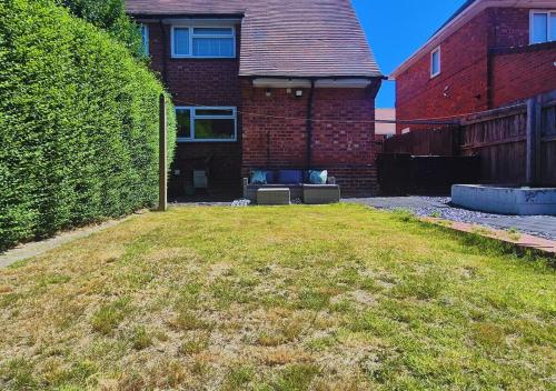 cosy 2br house on quiet street