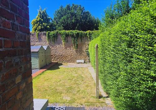 cosy 2br house on quiet street