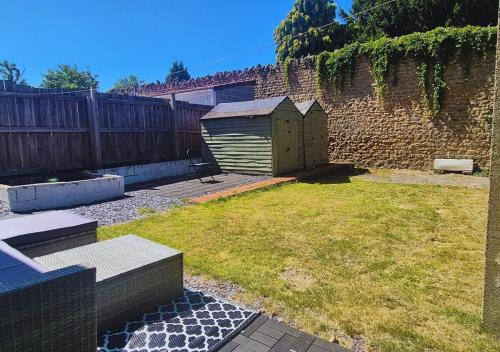 cosy 2br house on quiet street