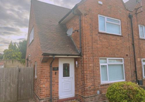 cosy 2br house on quiet street