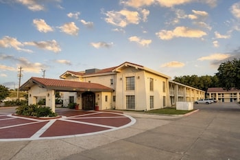 super 8 by wyndham nacogdoches near university