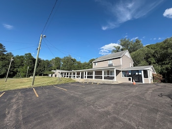 Chaplin Inn & Suites,,2 star