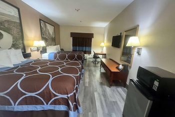 hotel piney woods