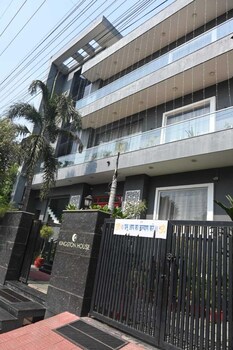 hotel kingston house lucknow