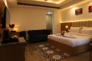 royal raven hotel and banquet
