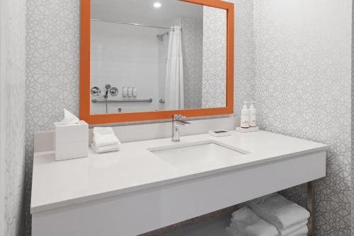 la quinta inn and suites by wyndham jamaica nyc jfk airtrain