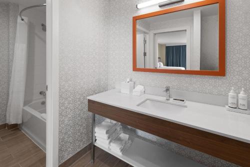 la quinta inn and suites by wyndham jamaica nyc jfk airtrain