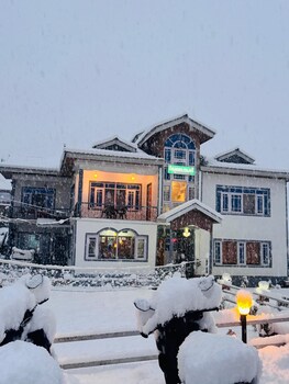 The Gulmarg Palace,,3 star