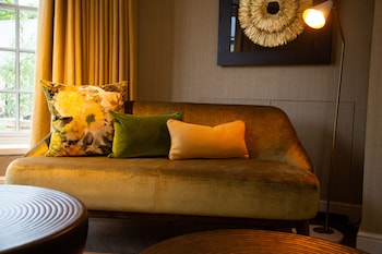 The Falcon Hotel,,4 star