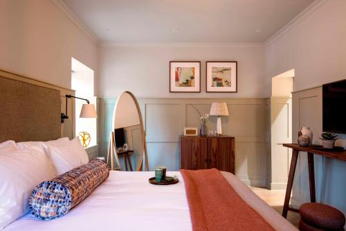 the falcon hotel