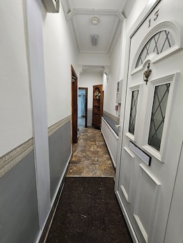 Snoozeden Wellesley – Near To Slough Station,,3 star