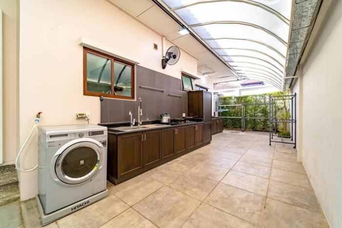 3 br pool villa in great location bub