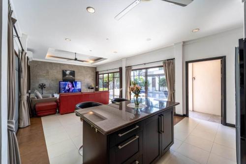 3 br pool villa in great location bub