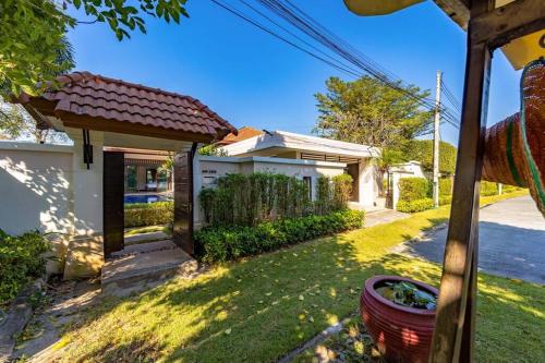 3 br pool villa in great location bub