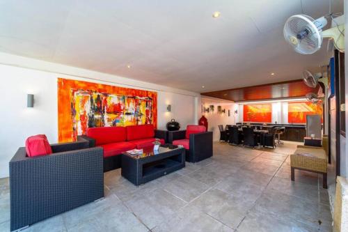 3 br pool villa in great location bub