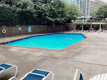 Atl Downtown 2Br With Free Parking Gym,215 Piedmont Ave Ne,4 star