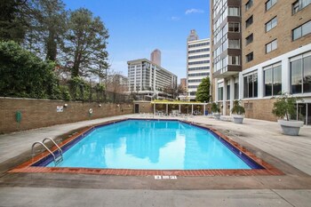 Atl Downtown 2Br With Free Parking Gym,215 Piedmont Ave Ne,4 star