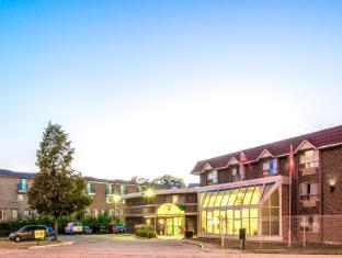 super 8 by wyndham toronto east on