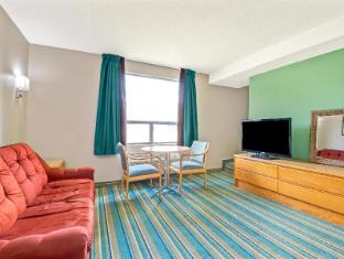 super 8 by wyndham toronto east on