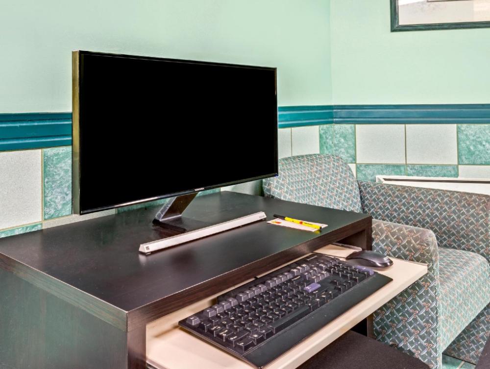 super 8 by wyndham toronto east on