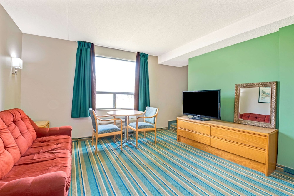 super 8 by wyndham toronto east on