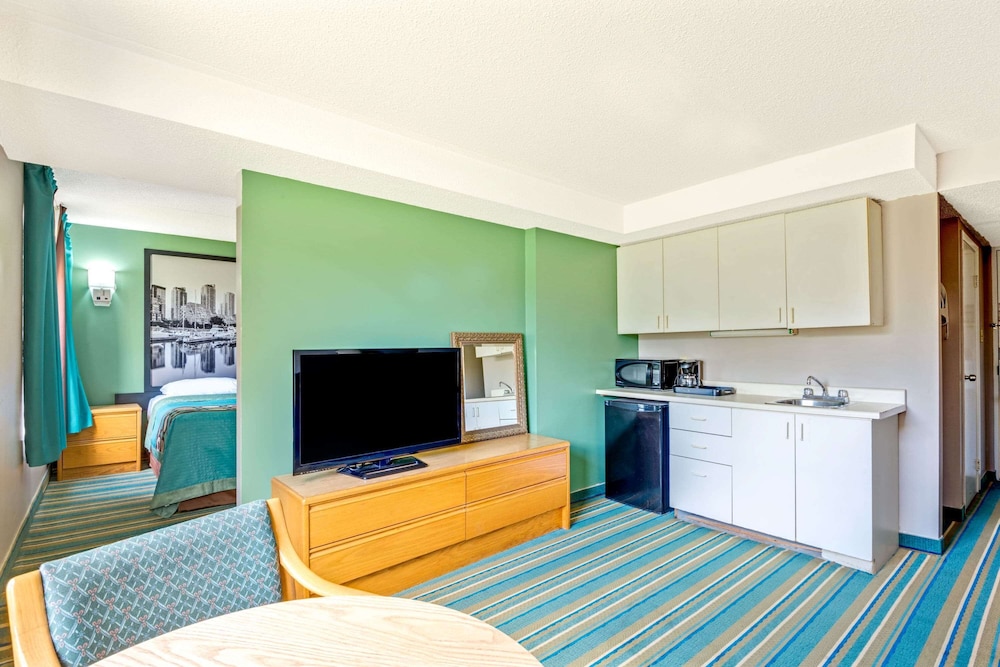 super 8 by wyndham toronto east on