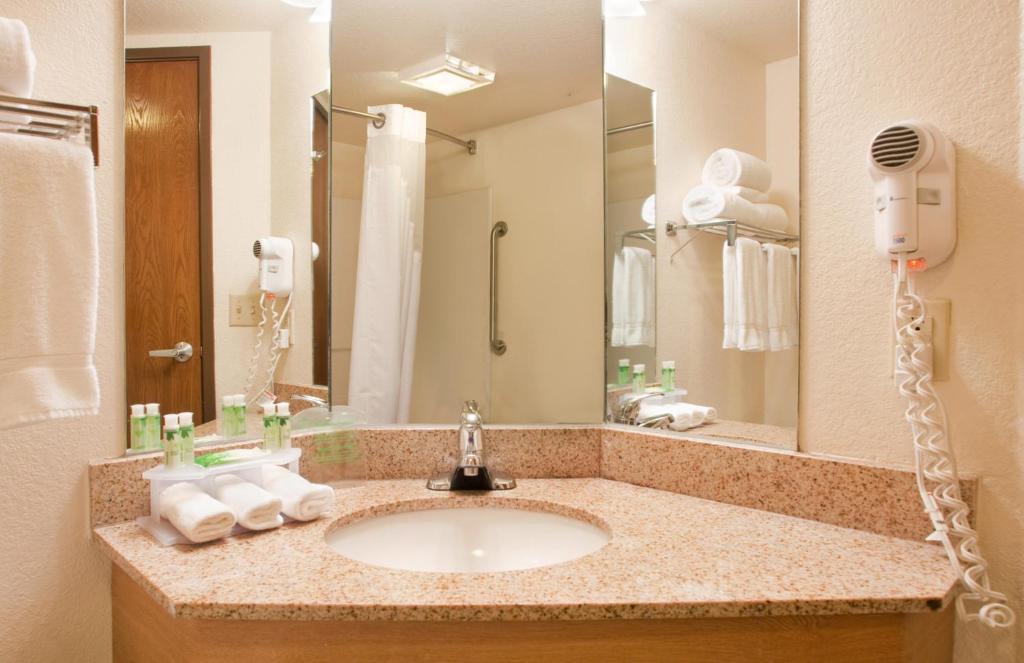 holiday inn express and suites branson 76 central