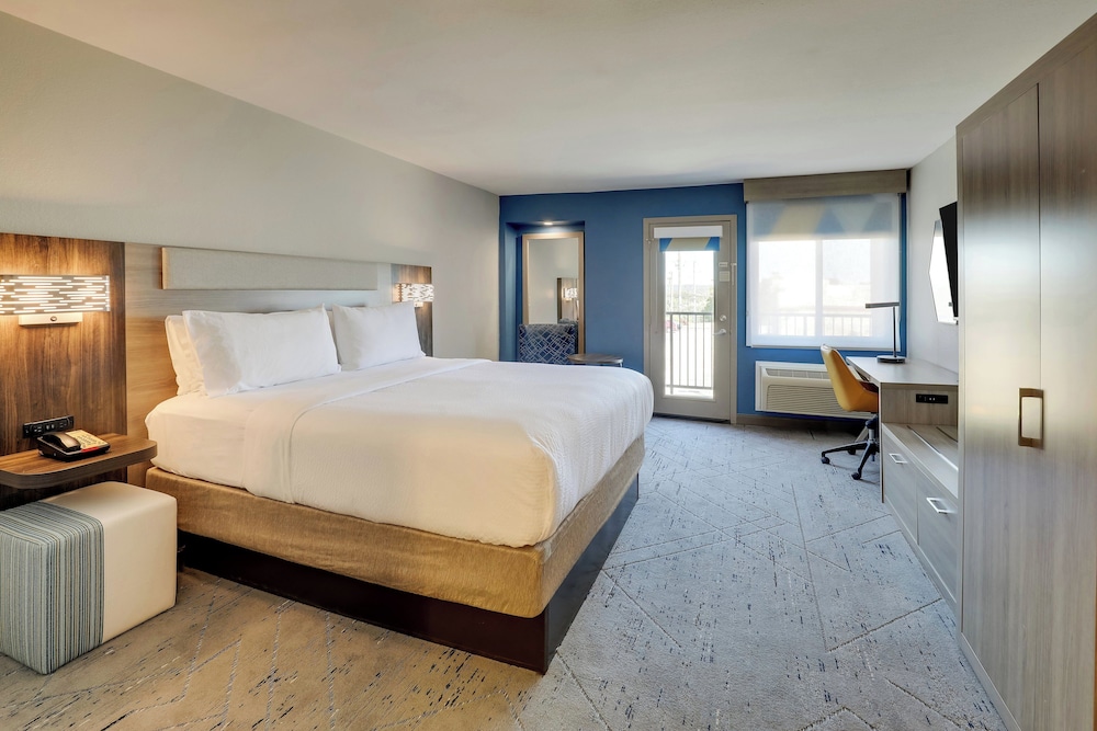 holiday inn express and suites branson 76 central