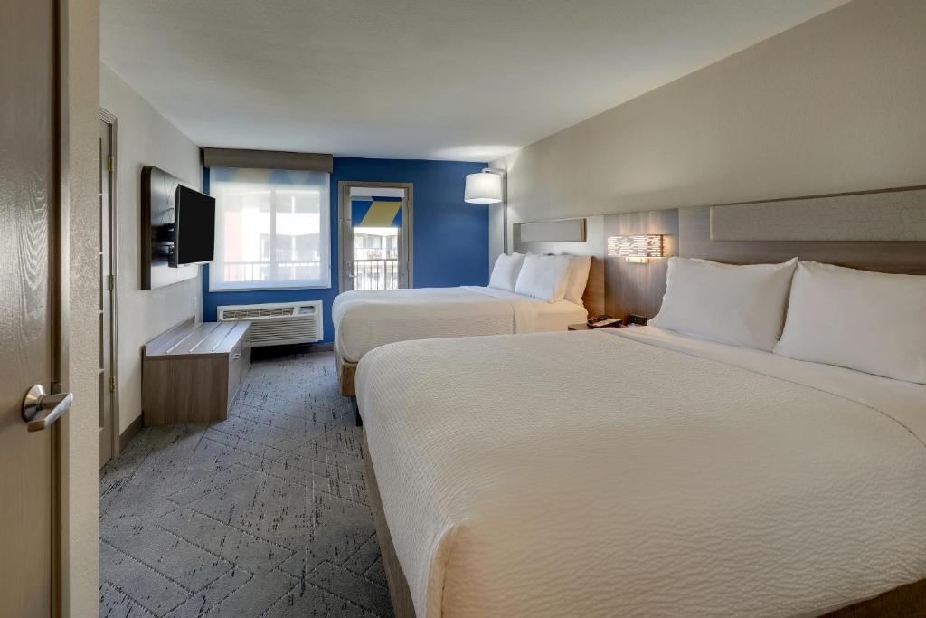 holiday inn express and suites branson 76 central