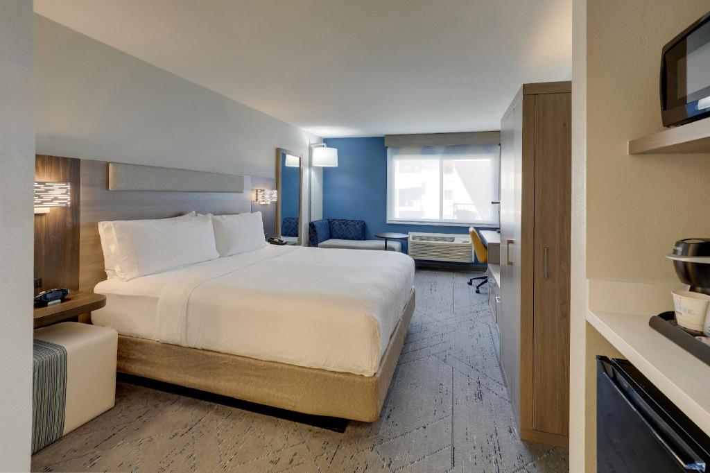 holiday inn express and suites branson 76 central
