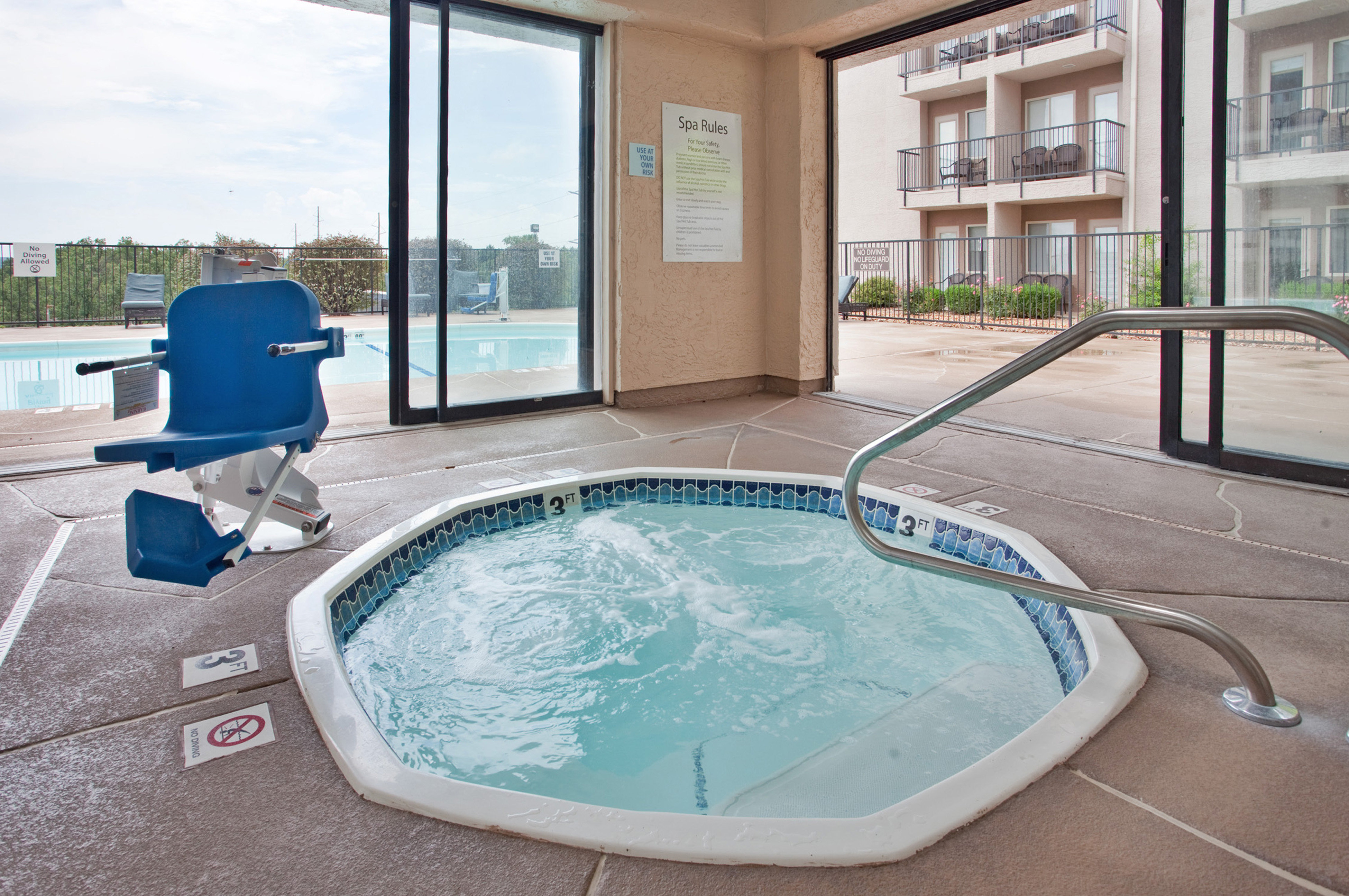 holiday inn express and suites branson 76 central