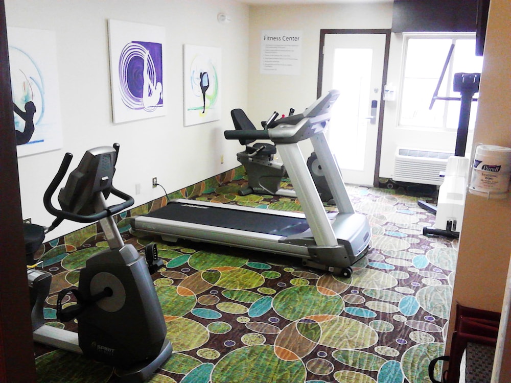 holiday inn express and suites branson 76 central