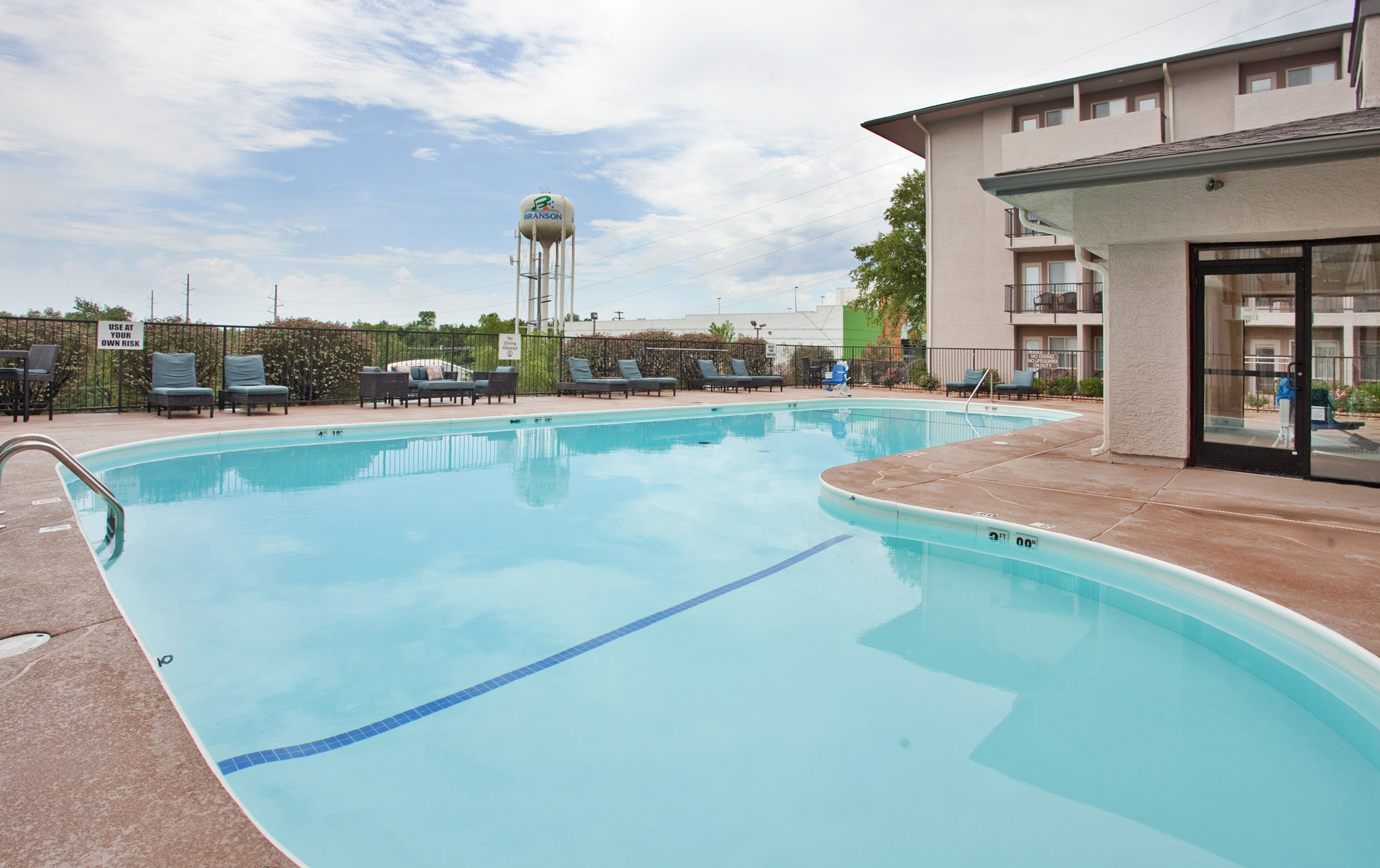 holiday inn express and suites branson 76 central