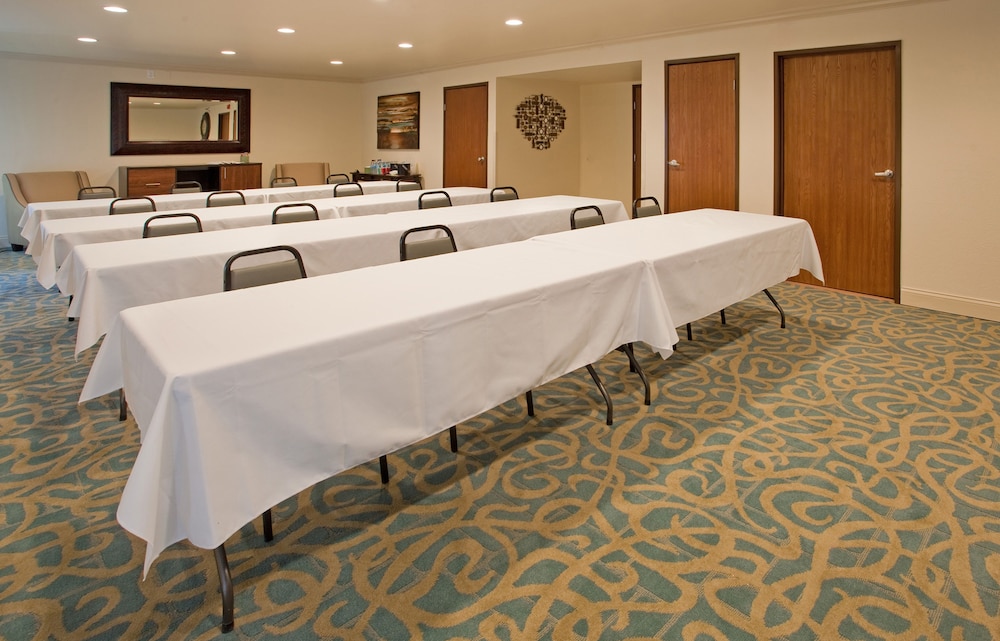 holiday inn express and suites branson 76 central