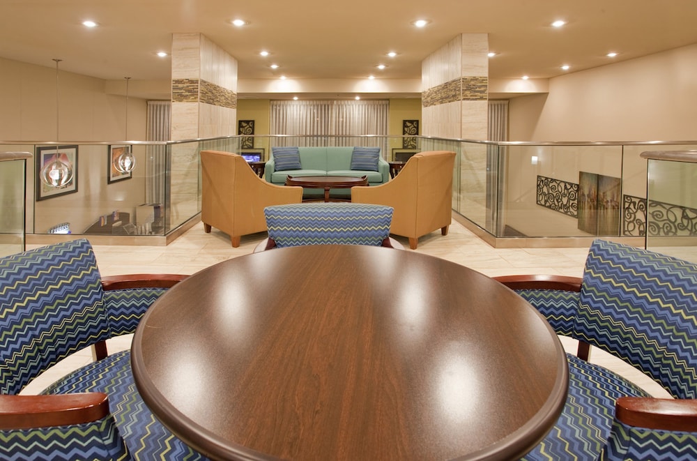 holiday inn express and suites branson 76 central