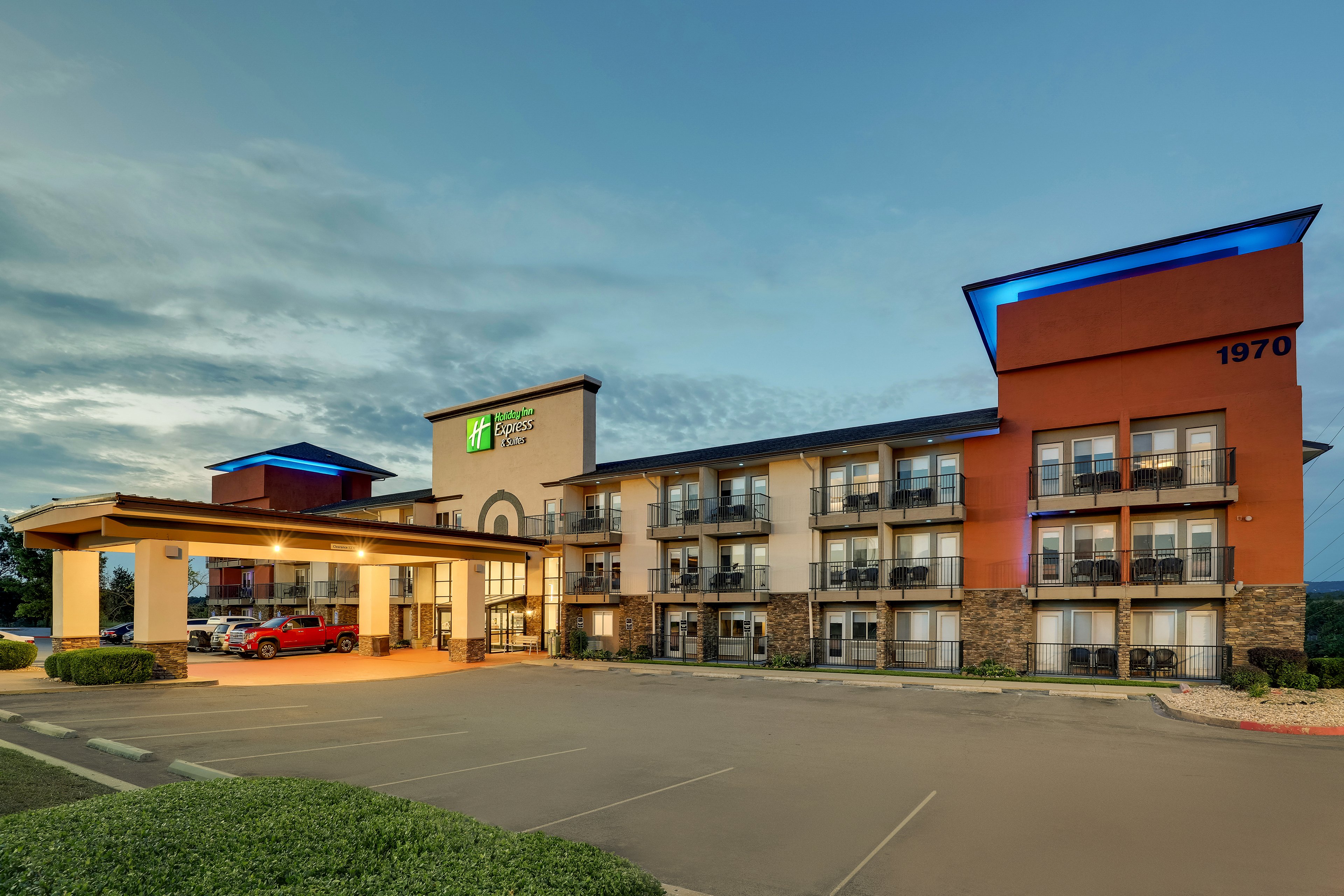 holiday inn express and suites branson 76 central