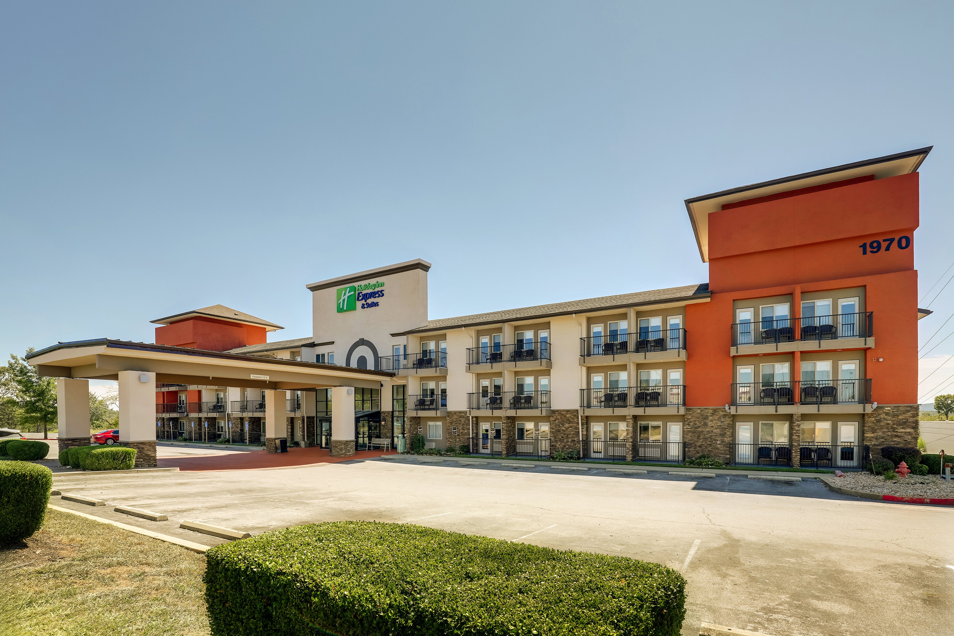 holiday inn express and suites branson 76 central