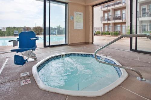 holiday inn express and suites branson 76 central