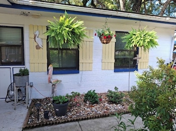 Three Sisters Cottages,754 Ne 3Rd Ave,4 star