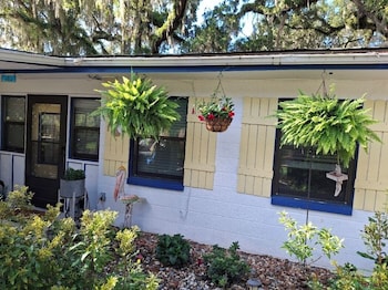 Three Sisters Cottages,754 Ne 3Rd Ave,4 star