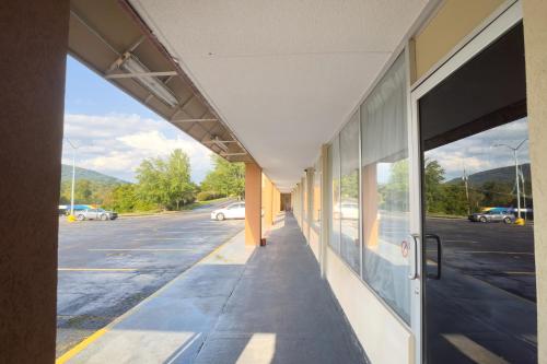 oyo hotel harriman near i 40