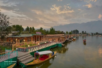prince of kashmir luxury houseboat