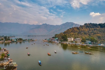 prince of kashmir luxury houseboat