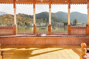 prince of kashmir luxury houseboat